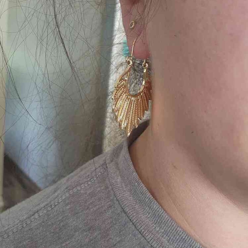 ✨ Gold Hoop Earrings ✨ - Picture 4 of 4